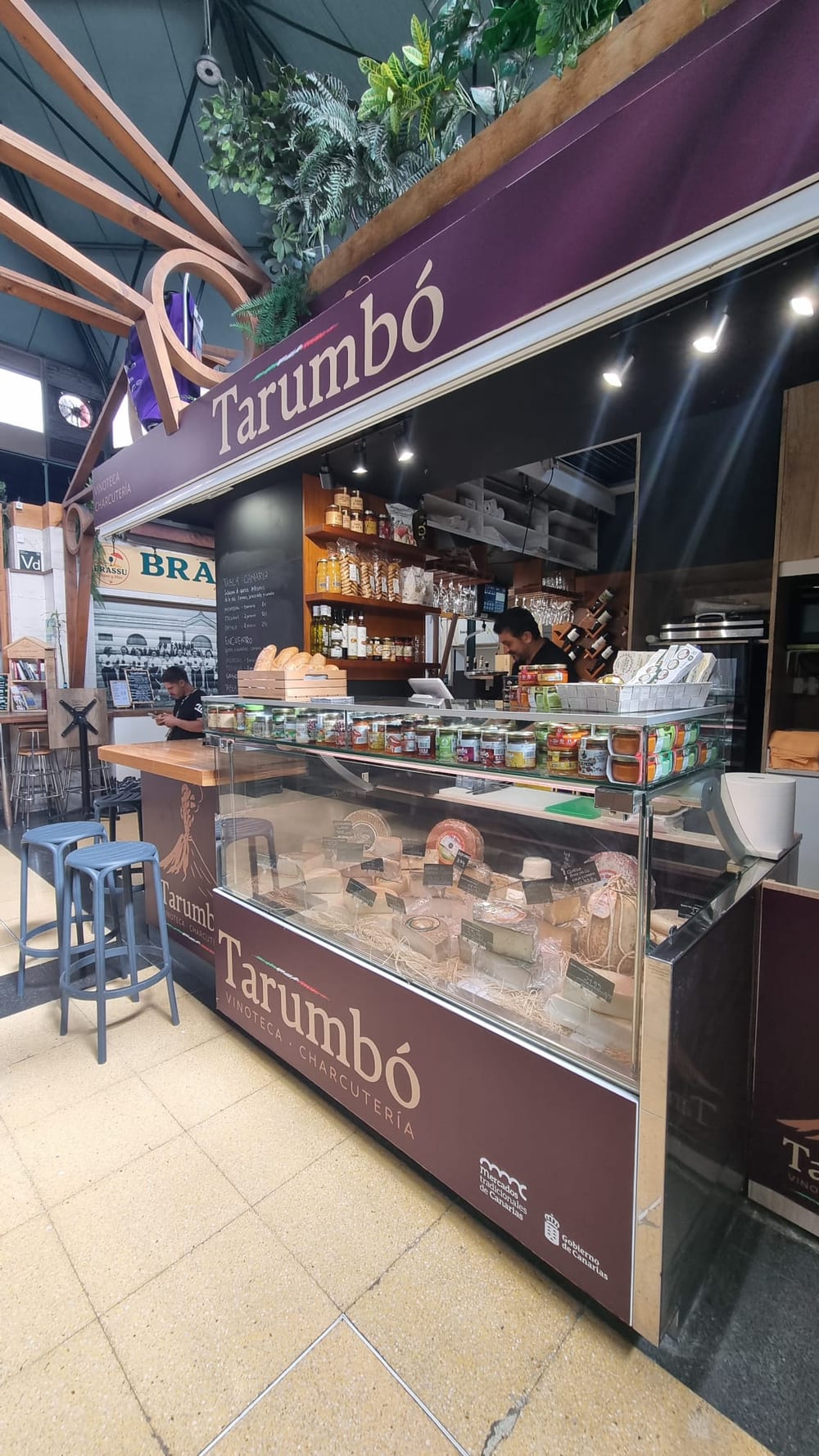 Simone en el puesto de Tarumbó, Mercado del Puerto